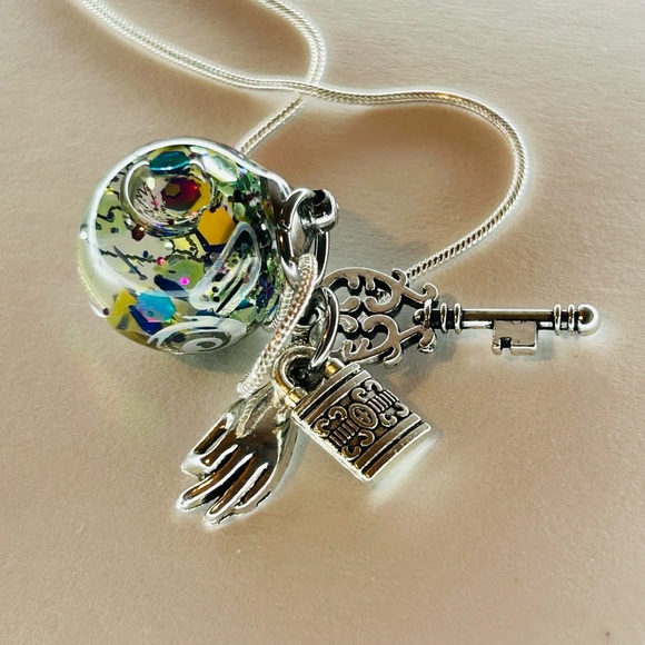 Personalized glass pendants that move inside. - Picture 8 of 10